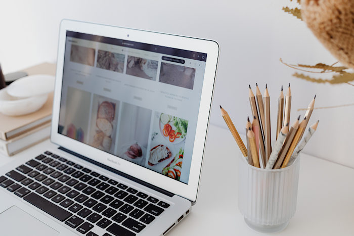 Minimalistisches Webdesign ist ein Designansatz, der sich auf das Wesentliche konzentriert und unnötige Elemente vermeidet.